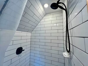 Dusche, Haartrockner, Bidet, Handtücher