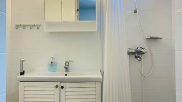 Departamento básico | Baño | Regadera, toallas, jabón, papel de baño