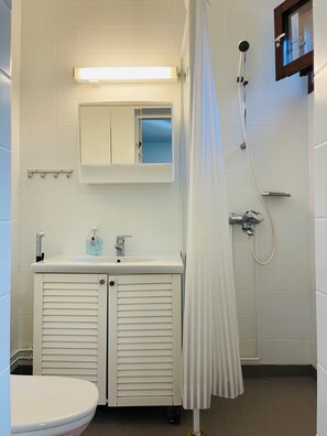 Basic Apartment | Bathroom | Shower, towels, soap, toilet paper - Voionmajoitus (Ylojarvi)