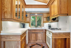 Fridge, microwave, oven, stovetop - Charming Lake House Getaway (Fennville)