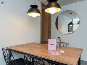 Apartment, 2 Bedrooms (201) | Dining room