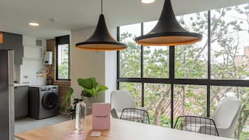 Apartment, 2 Bedrooms (401) | Dining room