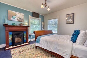 6 bedrooms, iron/ironing board, bed sheets - Walker’s Delight on Queen Anne (Seattle)