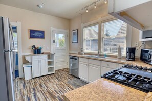 Fridge, microwave, oven, stovetop - Walker’s Delight on Queen Anne (Seattle)