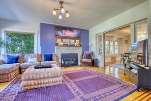 TV, fireplace, books - Walker’s Delight on Queen Anne (Seattle)