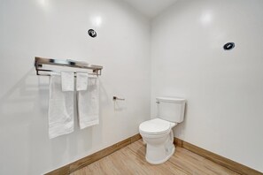 Habitación doble Deluxe, para no fumadores | Baño | Toallas, jabón, papel de baño 