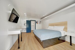 Una scrivania, postazione laptop, Wi-Fi gratuito, lenzuola