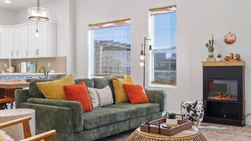 Smart TV, chimenea, videojuegos