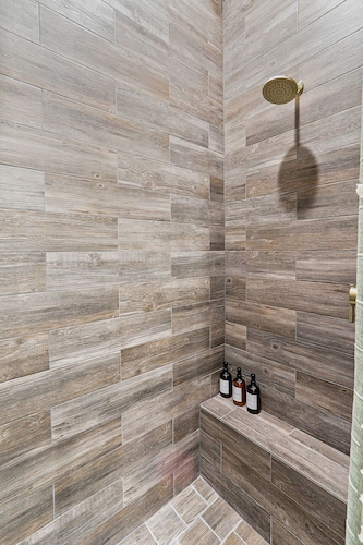 Book a Winter Stay! Hot Tub & Brand New Modern Cozy Home