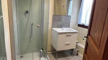 Douche, sèche-cheveux, serviettes fournies, savon