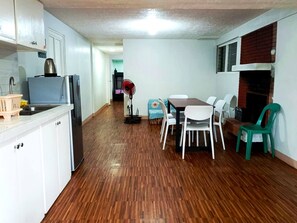 Maison, 2 chambres, balcon, vue sur la montagne | Restauration