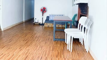 Nhà, 2 phòng ngủ, ban công, quang cảnh núi | Phòng khách