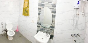 Maison, 2 chambres, balcon, vue sur la montagne | Salle de bain