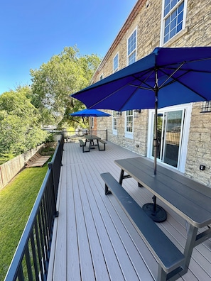 Outdoor dining - Riverstone Villa #2 - Accessible Family Suite (Bellevue)