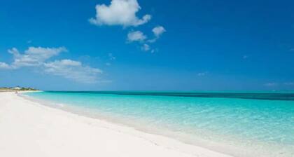 Spacious Beach Suite - Minutes from Grace Bay