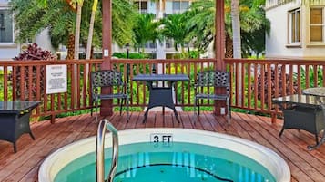 Bañera de hidromasaje al aire libre