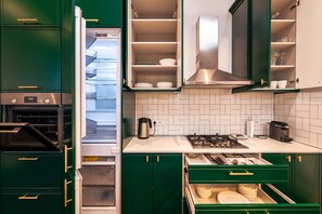 Kjøleskap, ovn, kokeplater og oppvaskmaskin