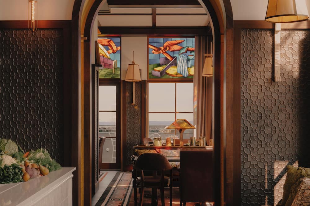 Maison Heler Metz, Curio Collection By Hilton