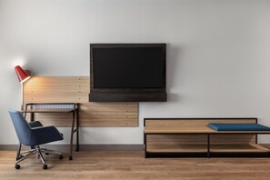 Un espace de bureau moderne comprenant un bureau, une chaise et un banc.