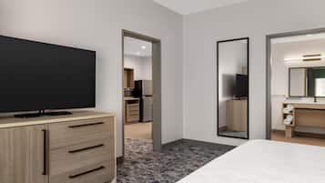 Suite, 1 slaapkamer | Een kluis op de kamer, een bureau, een laptopwerkplek