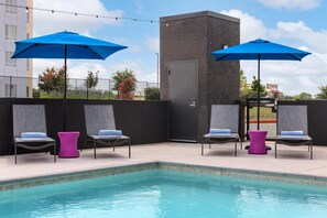 Una piscina al aire libre de temporada