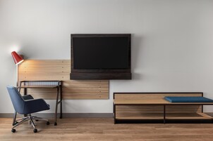 Escritorio, cortinas blackout y tabla de planchar con plancha 