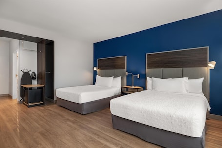 Escritorio, cortinas blackout y tabla de planchar con plancha . Tru By Hilton Fort Worth Lake Worth