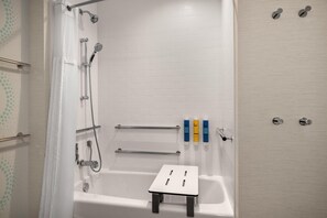 Ducha, secador de pelo, toallas, jabón