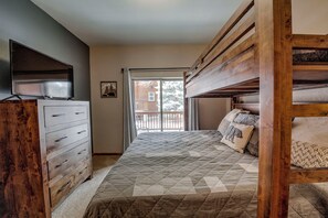 3 bedrooms, iron/ironing board, travel crib, free WiFi