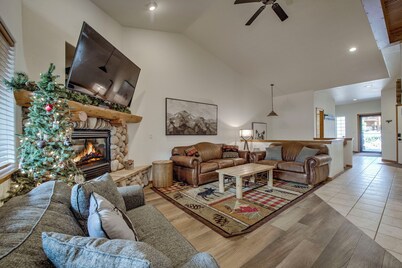 Charming Gummy Bear Townhouse in Dillon — Relax in the Rocky Mountain Playground