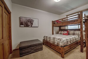 3 habitaciones, tabla de planchar con plancha y cuna de viaje 