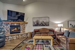 Smart TV, chimenea y libros 