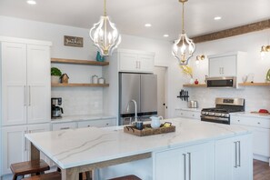 Microwave, oven, stovetop, dishwasher - Charming 4-bedroom house with WiFi and AC in gorgeous Kalispell (Kalispell)