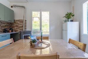 冷蔵庫、オーブン、コンロ、コーヒー / ティーメーカー