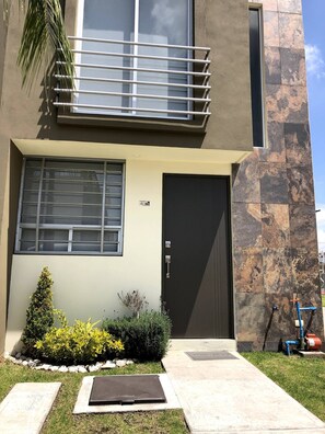 House, 2 Bedrooms, Smoking, Balcony | Property entrance - Montpellier 10 Min VW, Val'quirico, Finsa, Cholula (Coronango)