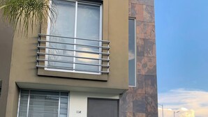House, 2 Bedrooms, Smoking, Balcony | Exterior detail - Montpellier 10 Min VW, Val'quirico, Finsa, Cholula (Coronango)