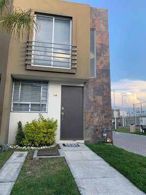 Ev, 2 Yatak Odası, Sigara İçilebilir, Balkon | Dış mekân detayı