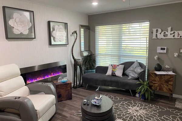 Älytelevisio, videopelejä, DVD-soitin, kirjoja