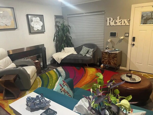 Téléviseur connecté, jeux vidéo, lecteur de DVD, livres