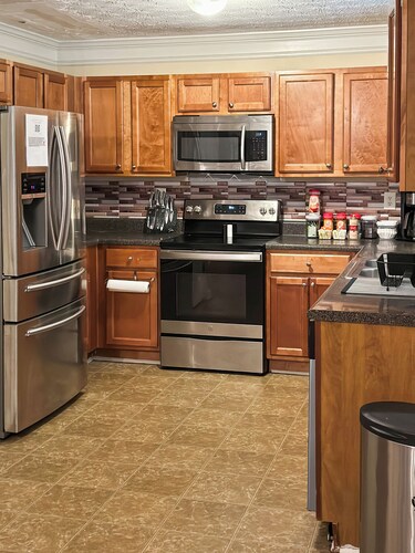 Spacious 3 bedroom Getaway: Perfect for families: 10 mins away from Airport