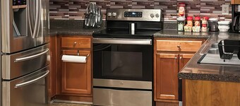 Spacious 3 bedroom Getaway: Perfect for families: 10 mins away from Airport