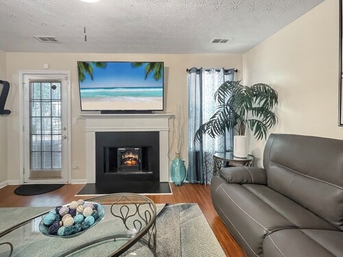 Spacious 3 bedroom Getaway: Perfect for families: 10 mins away from Airport