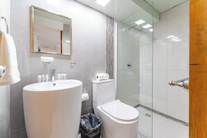 Appartement, 4 chambres | Salle de bain | Douche