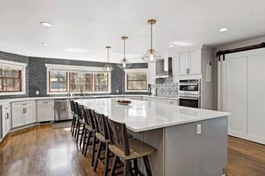 Fridge, microwave, oven, stovetop - Strawberry Pines Retreat (Strawberry)