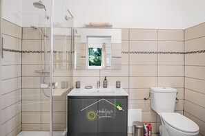 Haartrockner, Handtücher, Toilettenpapier
