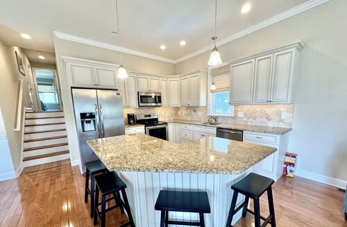 Sunny shore escape—steps to beach, boards & family fun!!