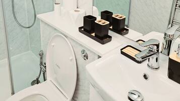 Studio | Badezimmer | Dusche, Haartrockner, Handtücher
