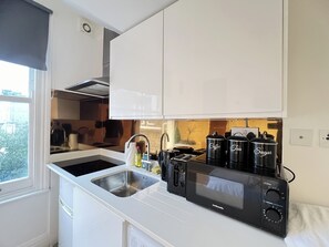 Studio | Private kitchen | Fridge, microwave, stovetop, electric kettle