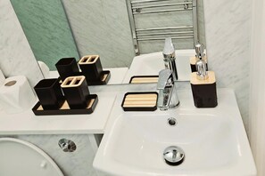 Dusche, Haartrockner, Handtücher