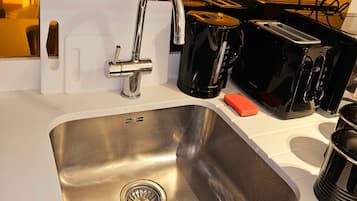 Studio | Dapur peribadi | Peti sejuk, ketuhar gelombang mikro, dapur, cerek elektrik